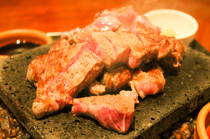 高槻市駅からスグ！肉酒場『BUZZ』でコスパ最高肉を食べる！