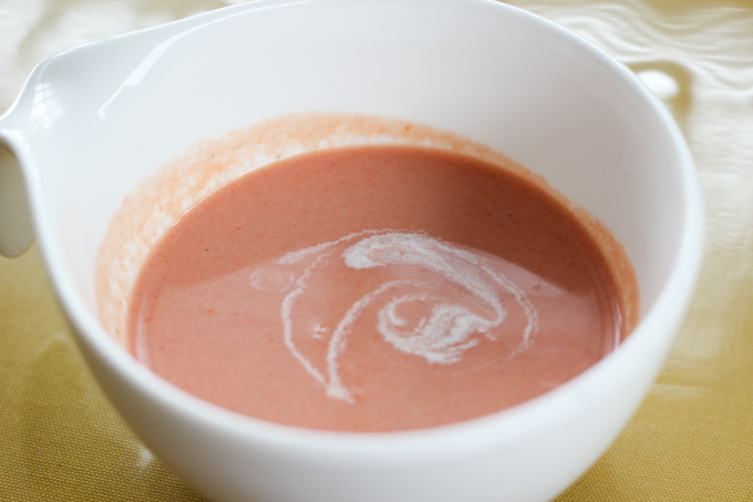 トマトの冷製スープ。生クリームもかかってます。
